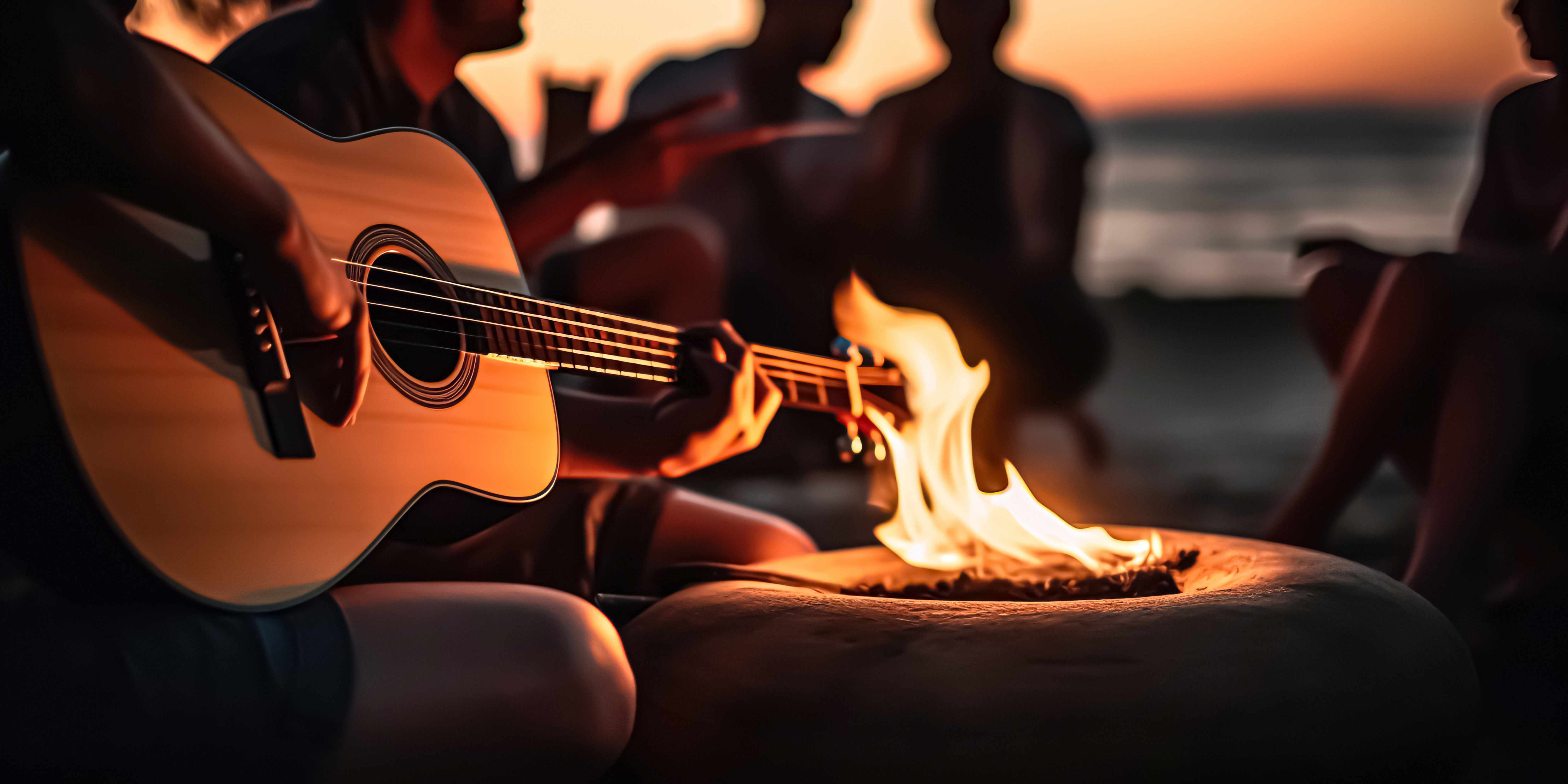 Junge Menschen sitzen bei Nacht am Lagerfeuer und spielen Gitarre.