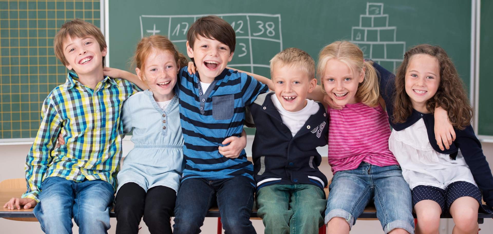 Lachende Schulkinder haben Spaß