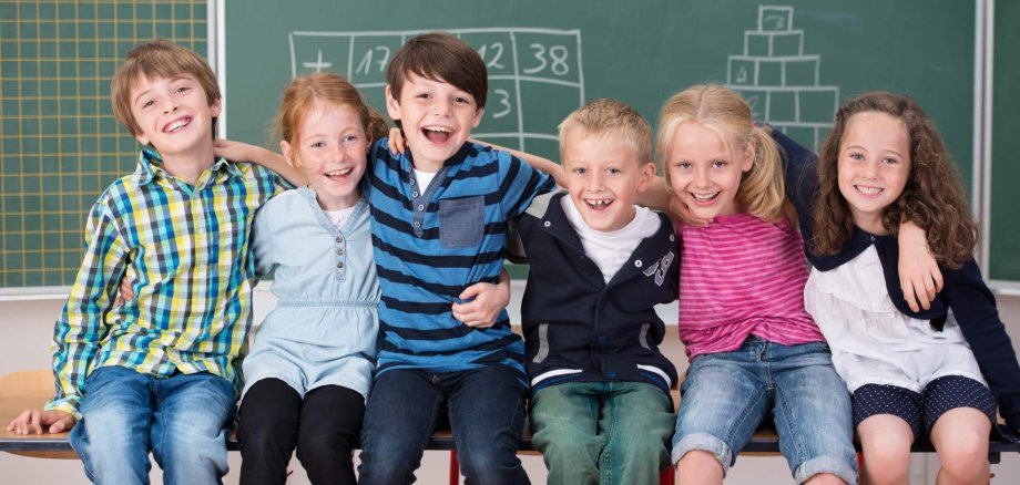 Arbeitsmarkt Juli Lachende Schulkinder haben Spaß