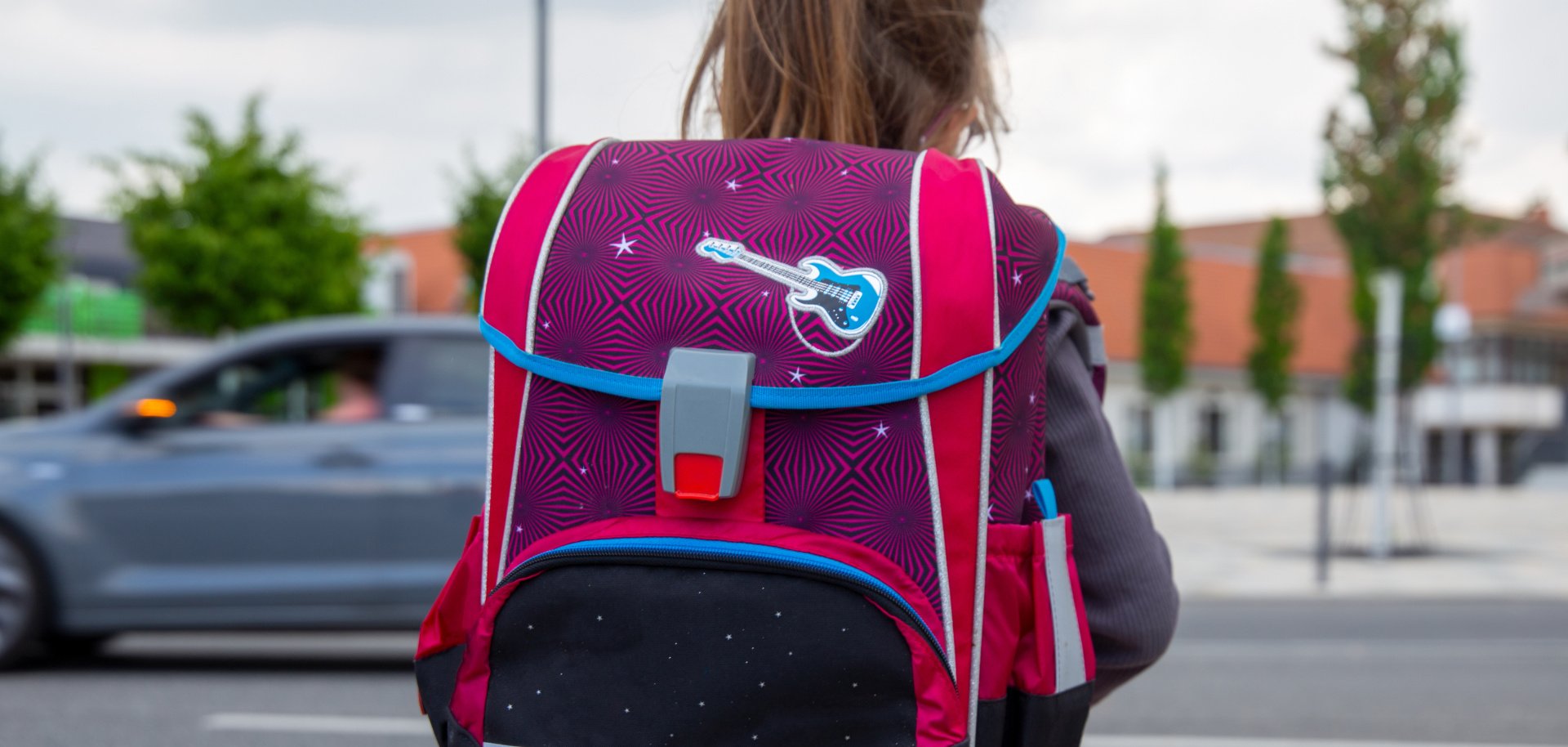 Symbolbild: Schulkind im Straßenverkehr (Model released)