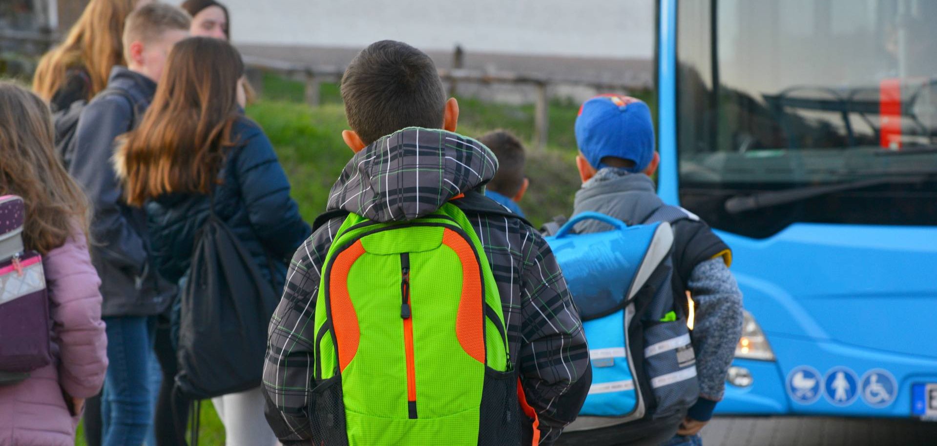 Schüler mit Schulrucksack der Grundschule auf dem morgendlichen.