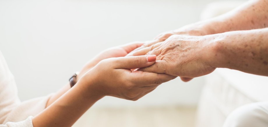 Kontaktbörse Nachbarschaftshilfe Groß-Rohrheim Eine Frau hält die Hände einer älteren Frau.