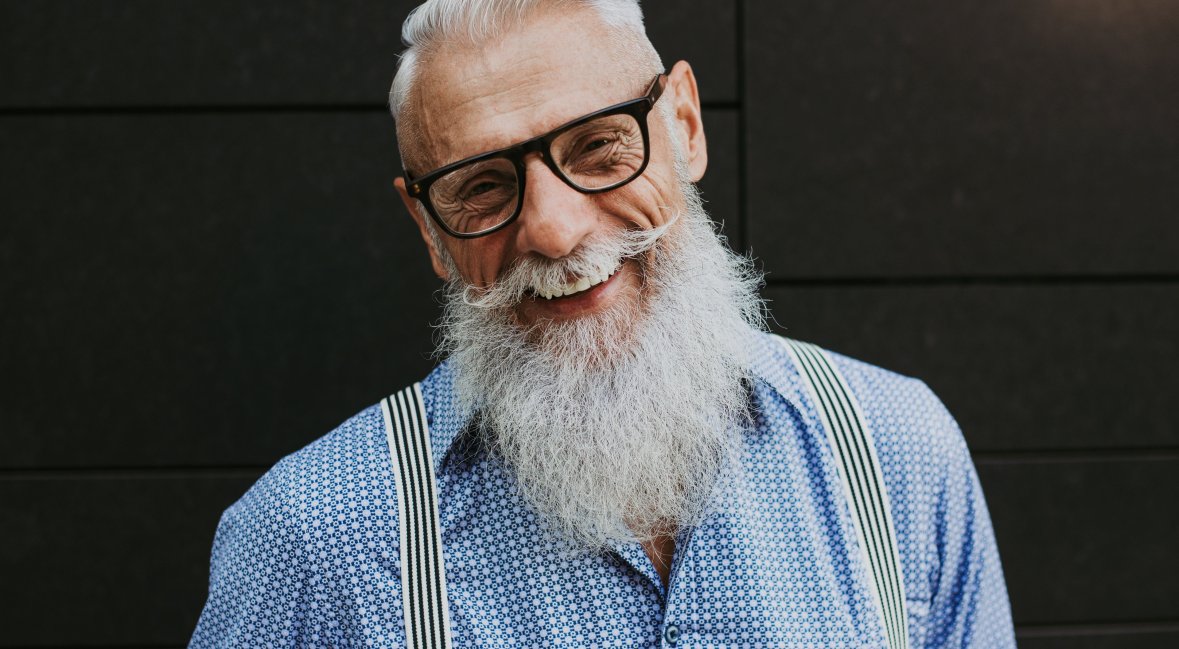 Porträt eines moderner Seniors mit langem Bart