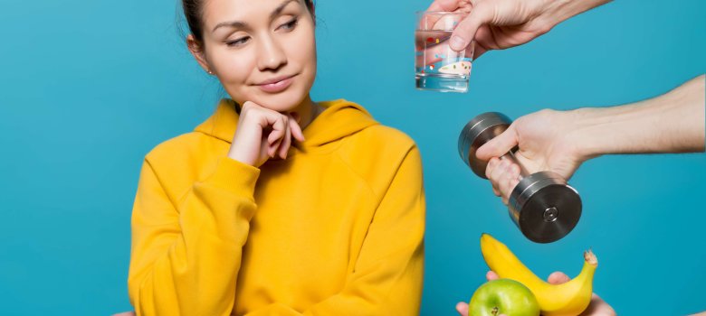 gesunder Lifestyle
Mädchen schaut lächelnd auf gesunden Lifestyle (Obst, Hantel, Wasser)