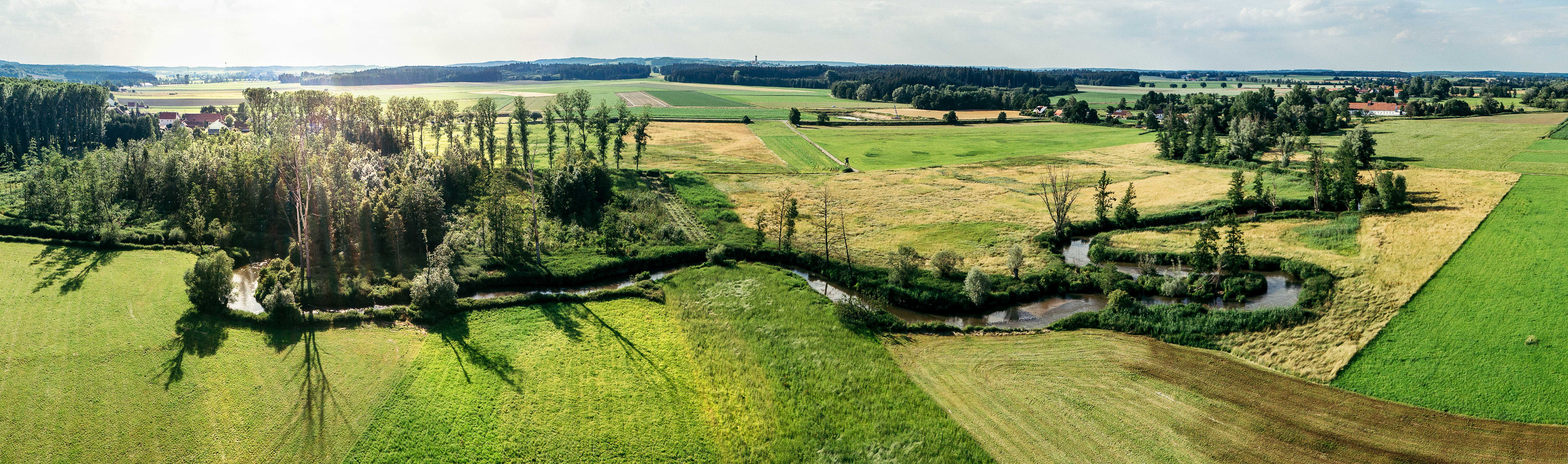Fluss Panorama Panoramabild einer grünen Landschaft, durch die ein Fluss fließt