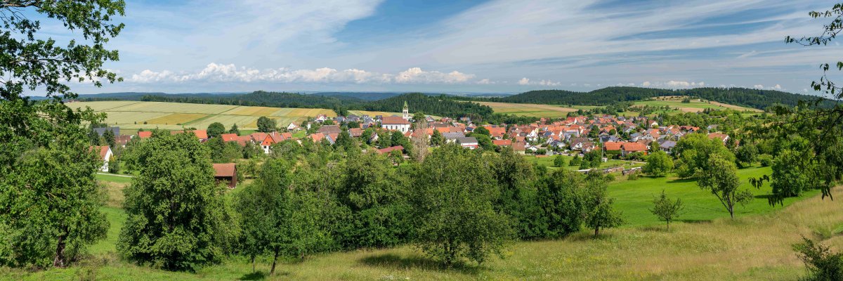 Idyllisches Dorfpanorama in hügeliger ländlicher Landschaft