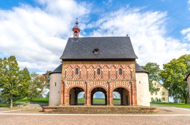Das Kloster Lorsch ist UNESCO-Weltkulturerbe. Das Kloster wurde 764 gegründet und war bis zum hohen Mittelalter eines der geistigen Zentren in Europa. Die sogenannte Königshalle ist eines der wenigen vollständig erhaltenen Baudenkmale aus der Zeit der Karolinger.