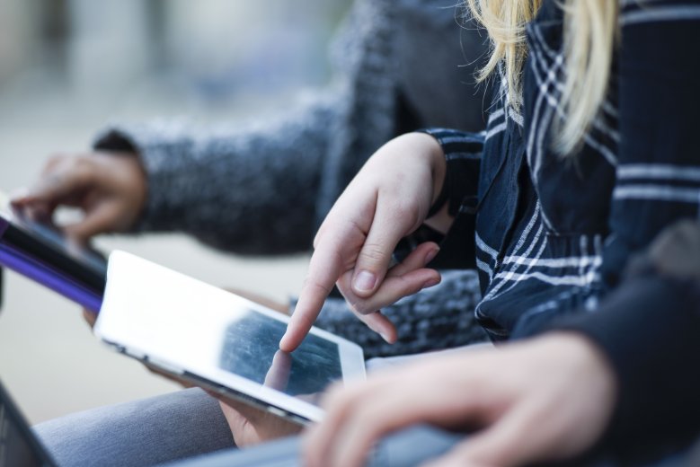 arbeiten am Tablet Frau arbeitet mit Tablet