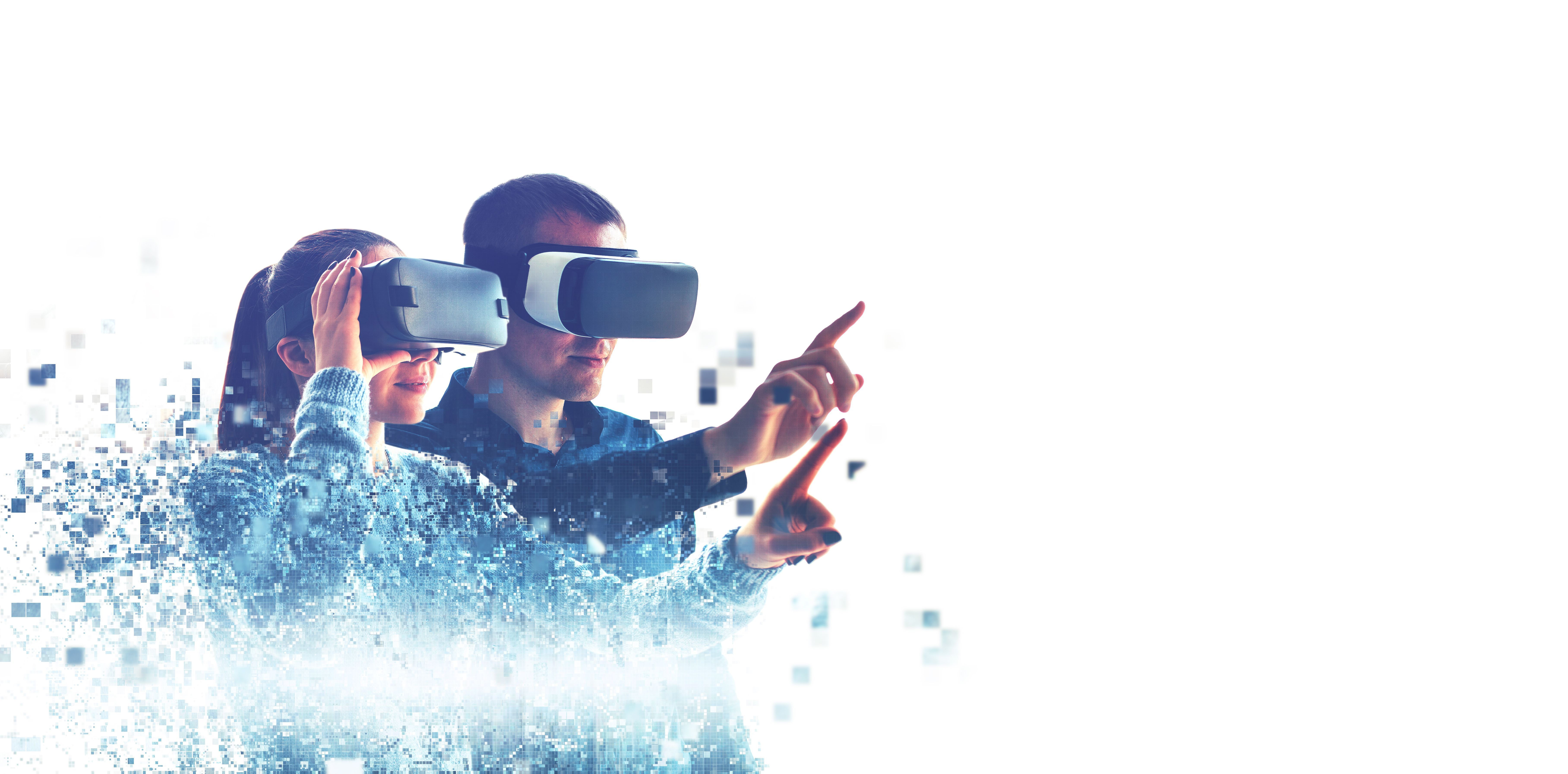 Virtuale Brille Eine Frau und ein Mann probieren die Virtuelle brille aus