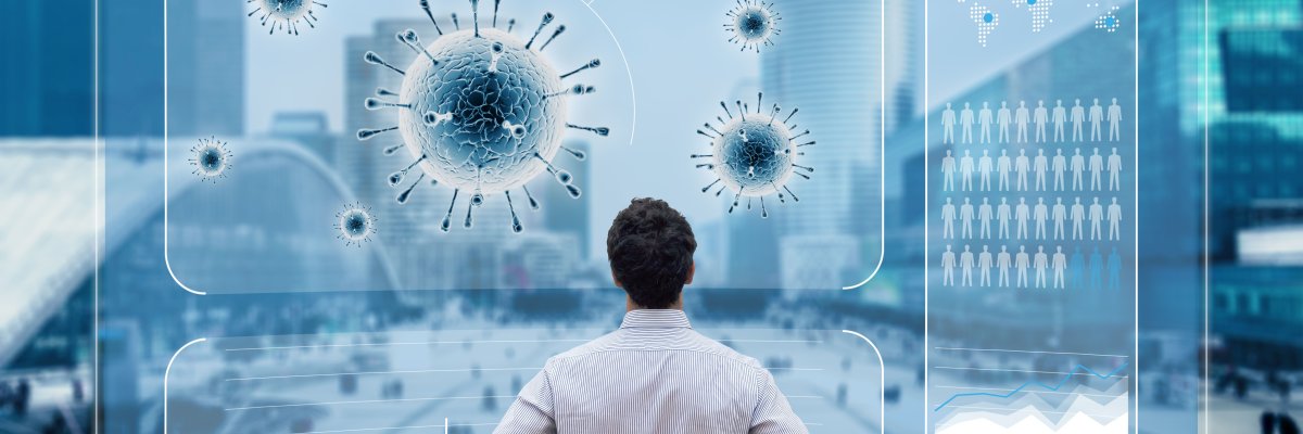 Mann schaut sich auf einem Digitalen Bild einen Virus an, im Hintergrund ist eine Stadt mit Menschen zu sehen