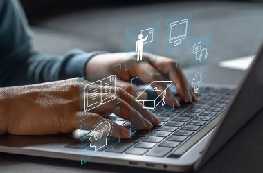 Ein Symbolfoto, das Hände über einem Laptob zeigt. Verschiedene Symbole verdeutlichen, dass es sich um einen E-Learning-Kurs handelt.