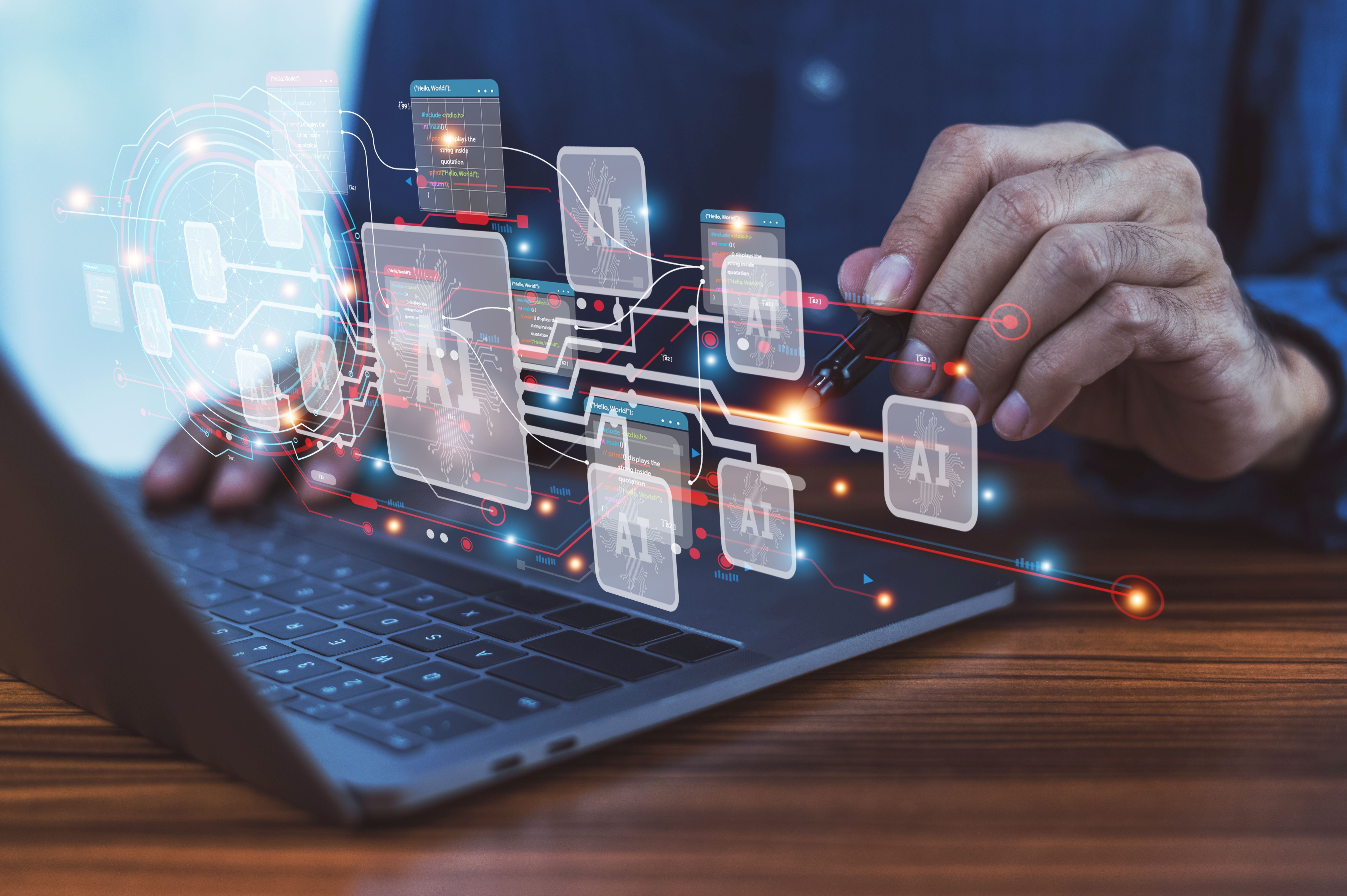 Das Symbolbild für KI und Datenanalyse zeigt die Hände eines Mannes über einer Laptop-Tastatur, um die verschiedene digitale Symbole schweben.