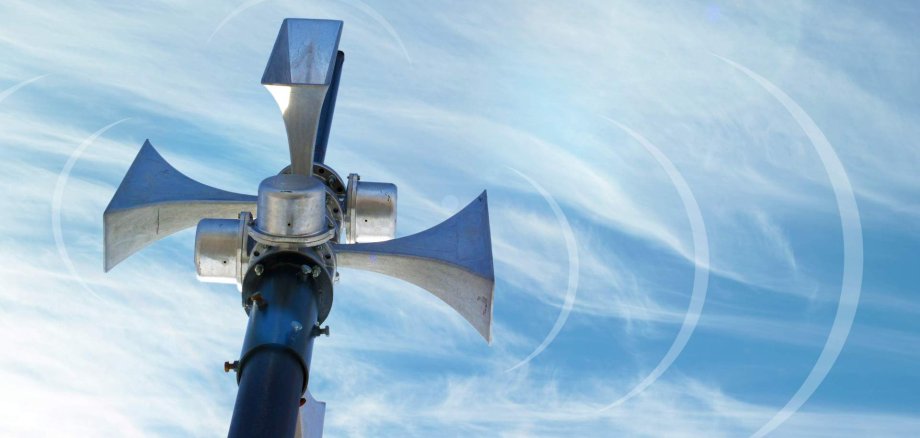 Eine Sirene mit dem Himmel im Hintergrund.