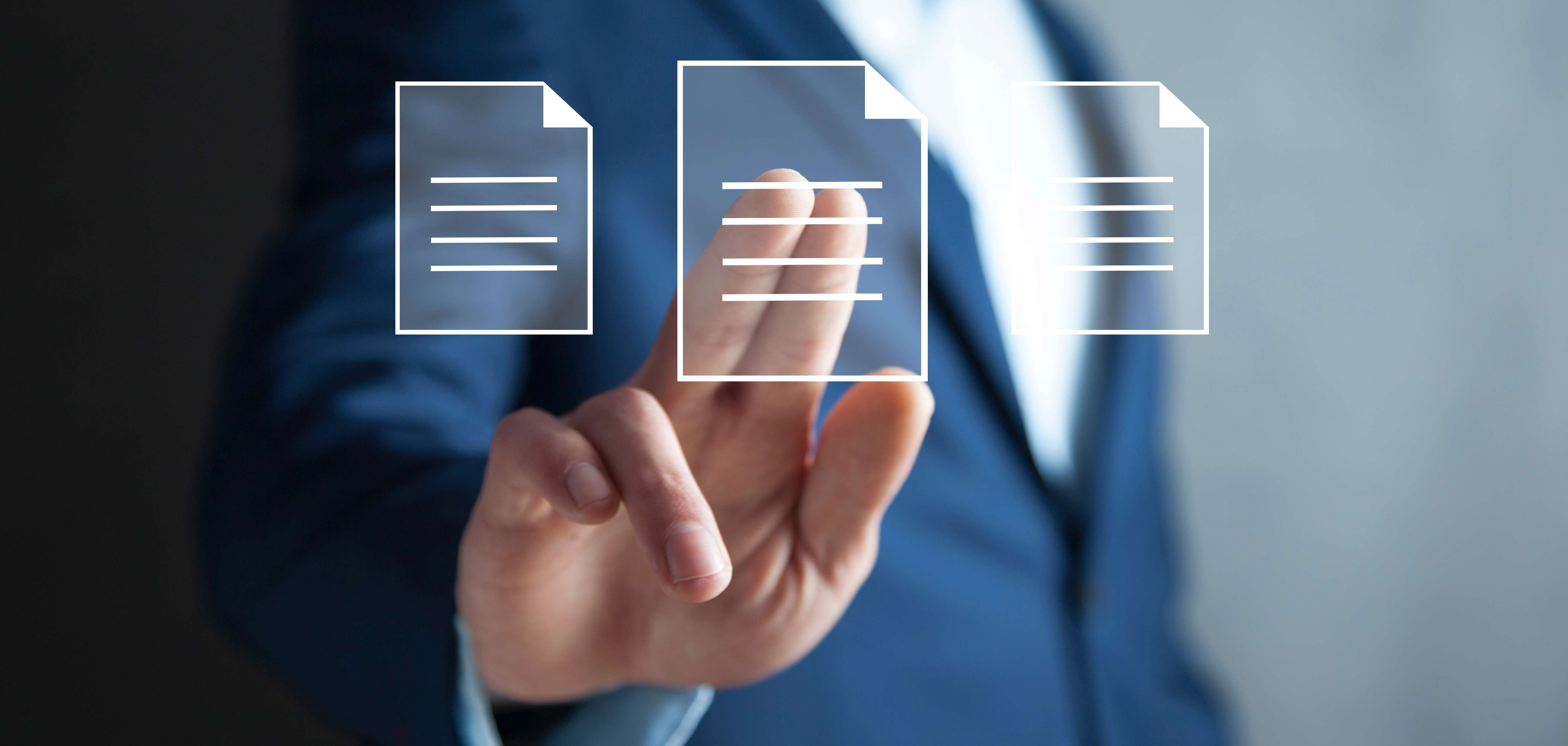 Ein Mann berührt per Touchscreen ein digitales Dokument.