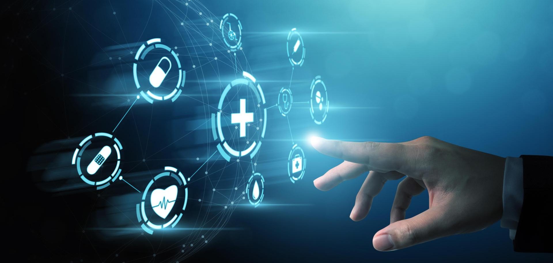Eine Hand berührt visuelle Darstellungen von medizinischen Symbolen.