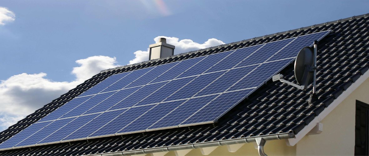 PV-Anlage auf Hausdach Eine Photovoltaikanlage auf einem Hausdach.