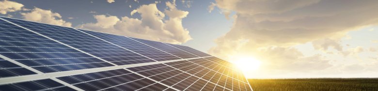 eine Photovoltaikanlage bei tiefstehender Sonne