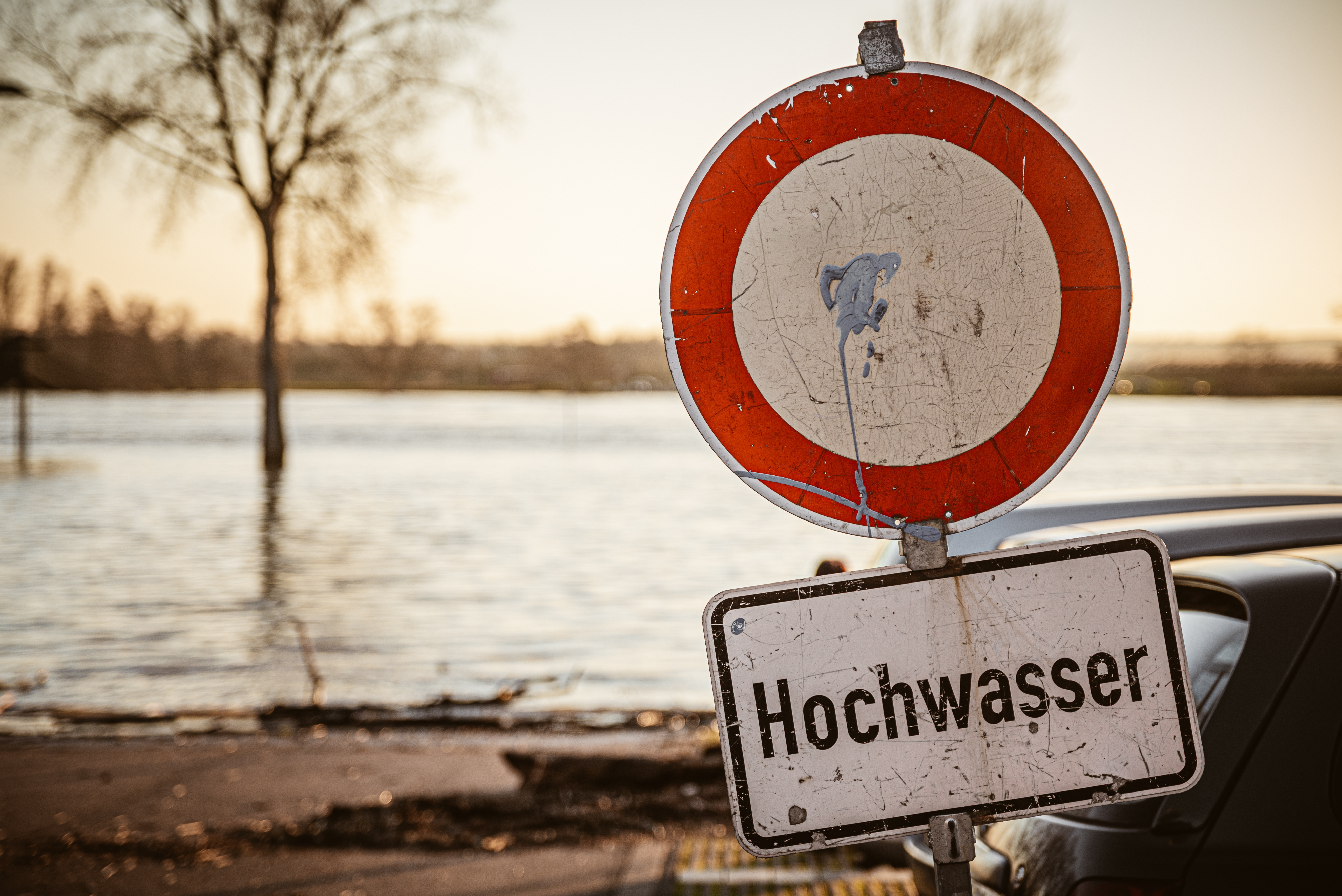 Schild Straßensperrung Hochwasser Schild Straßensperrung Hochwasser