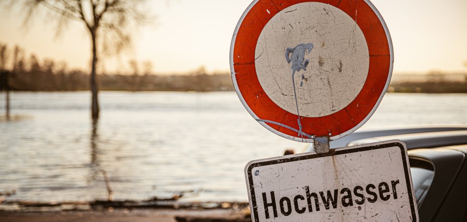Schild Straßensperrung Hochwasser