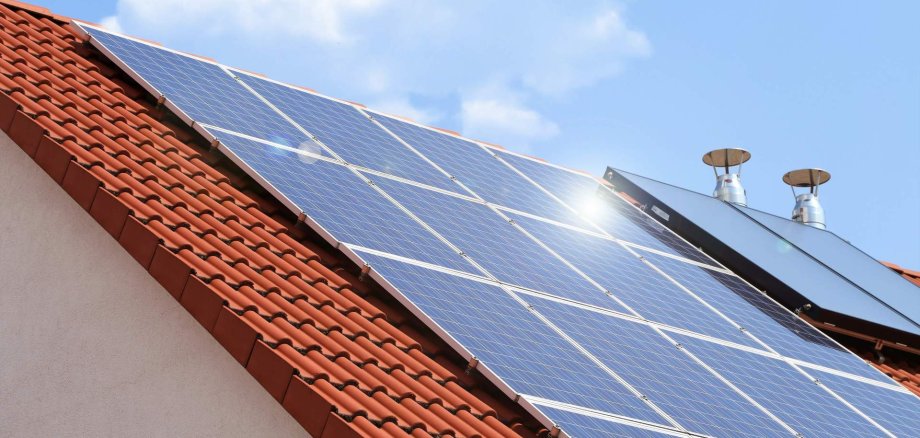 Ein Hausdach mit Solarpanelen.