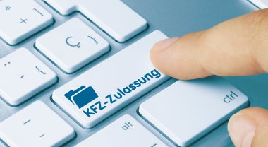 Ein Symbolbild, das einen Finger zeigt, der auf einer Computertatstatur auf den Enter-Knop drückt, auf dem "Kfz-Zulassung" steht