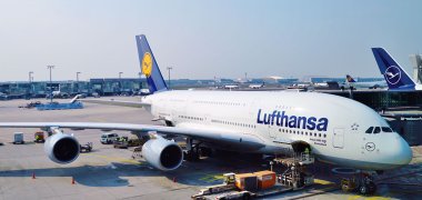 Lufthansa Flugzeug im Frankfurter Flughafen 