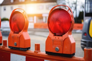 Straßensperrung  Straßensperrung mit Warnlichtern