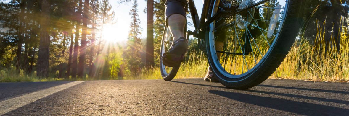 Fahrrad fahren Frau fährt Fahrrad im Sommer