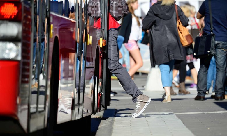 ÖPNV / Bus Seitenansicht eines Busses, während eine Person einsteigt.