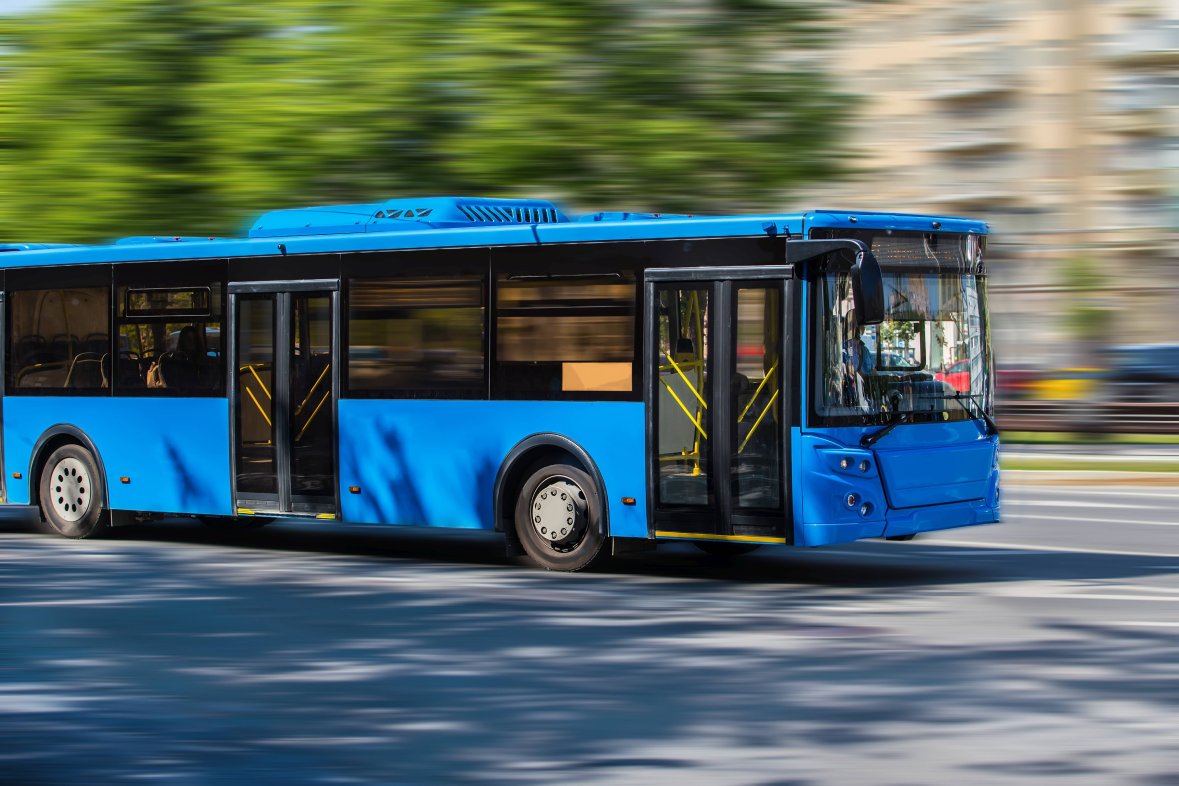 Stadtbus Bus fährt auf der Straße. Hintergrund verschwommen