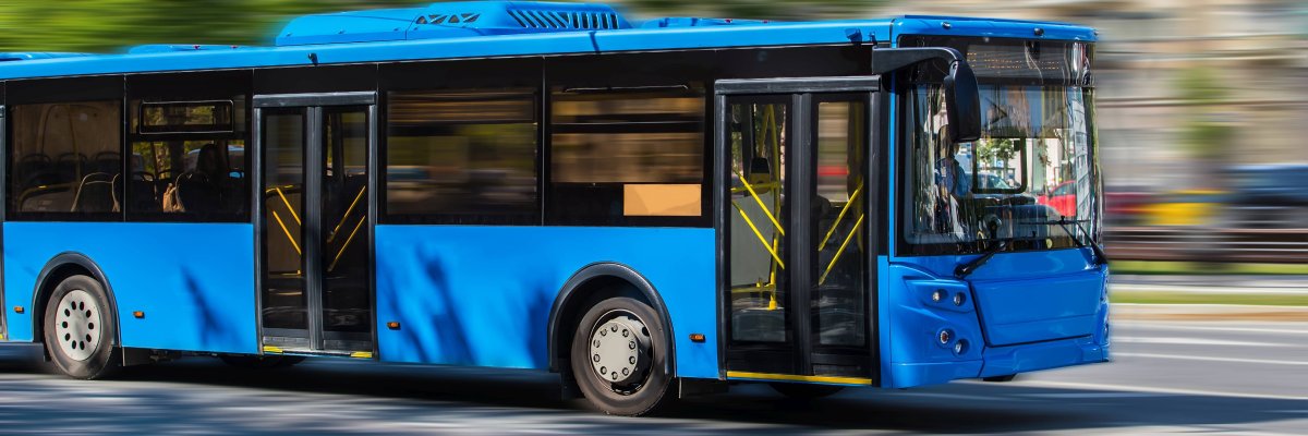 Bus fährt auf der Straße. Hintergrund verschwommen