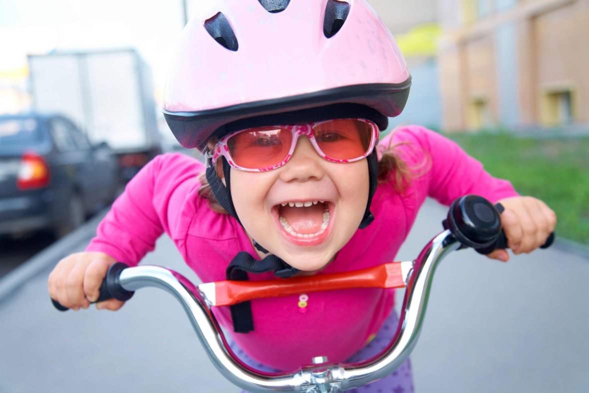 Lachendes Mädchen auf Fahrrad Porträt lachendes Mädchen auf Fahrrad