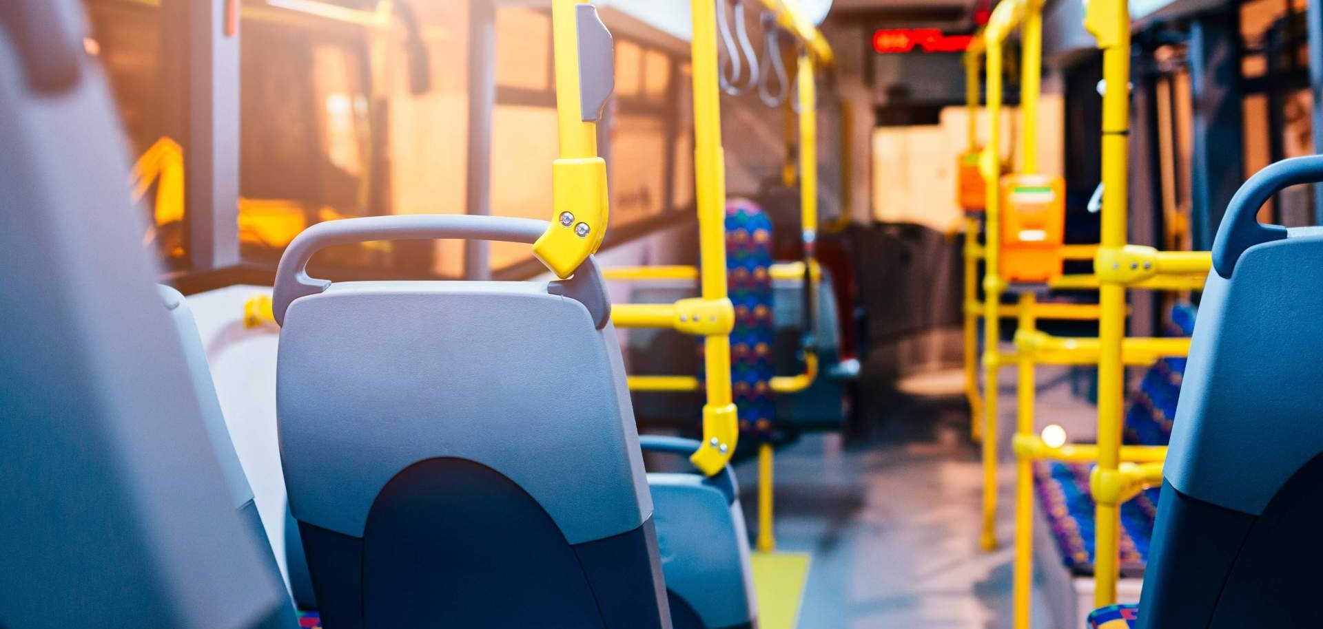 Linienanpassungen HP Die Innenansicht eines Busses des öffentlichen Nahverkehrs.