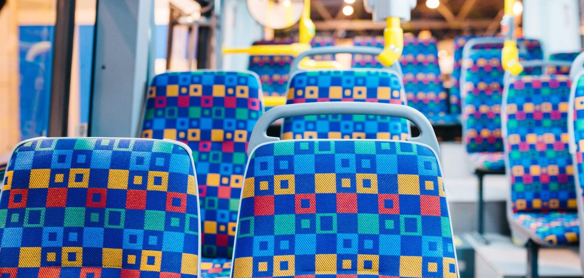 Fahrplanänderungen Baustelle Saarstraße Ein moderner Bus des öffentlichen Nahverkehrs von Innen.