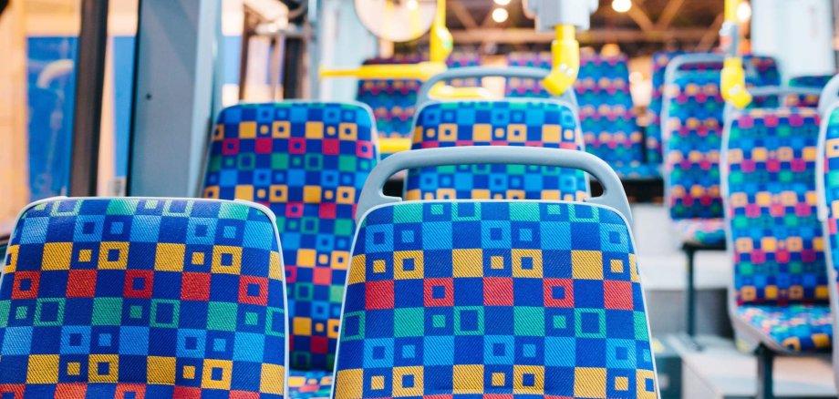 Fahrplanänderungen Baustelle Saarstraße Ein moderner Bus des öffentlichen Nahverkehrs von Innen.