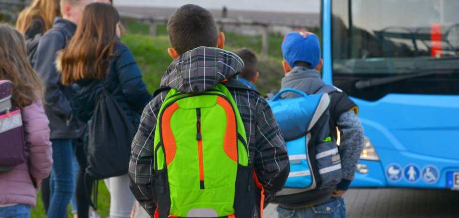 Linienanpassungen Schüler mit Schulrucksack der Grundschule auf dem morgendlichen Gang zum Bus.