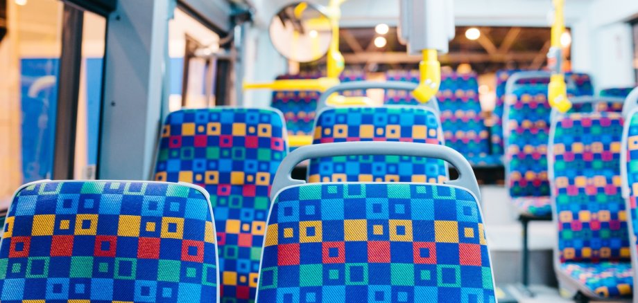 103 - Änderung Buslinie 612 Die Innenansicht eines Stadtbusses.