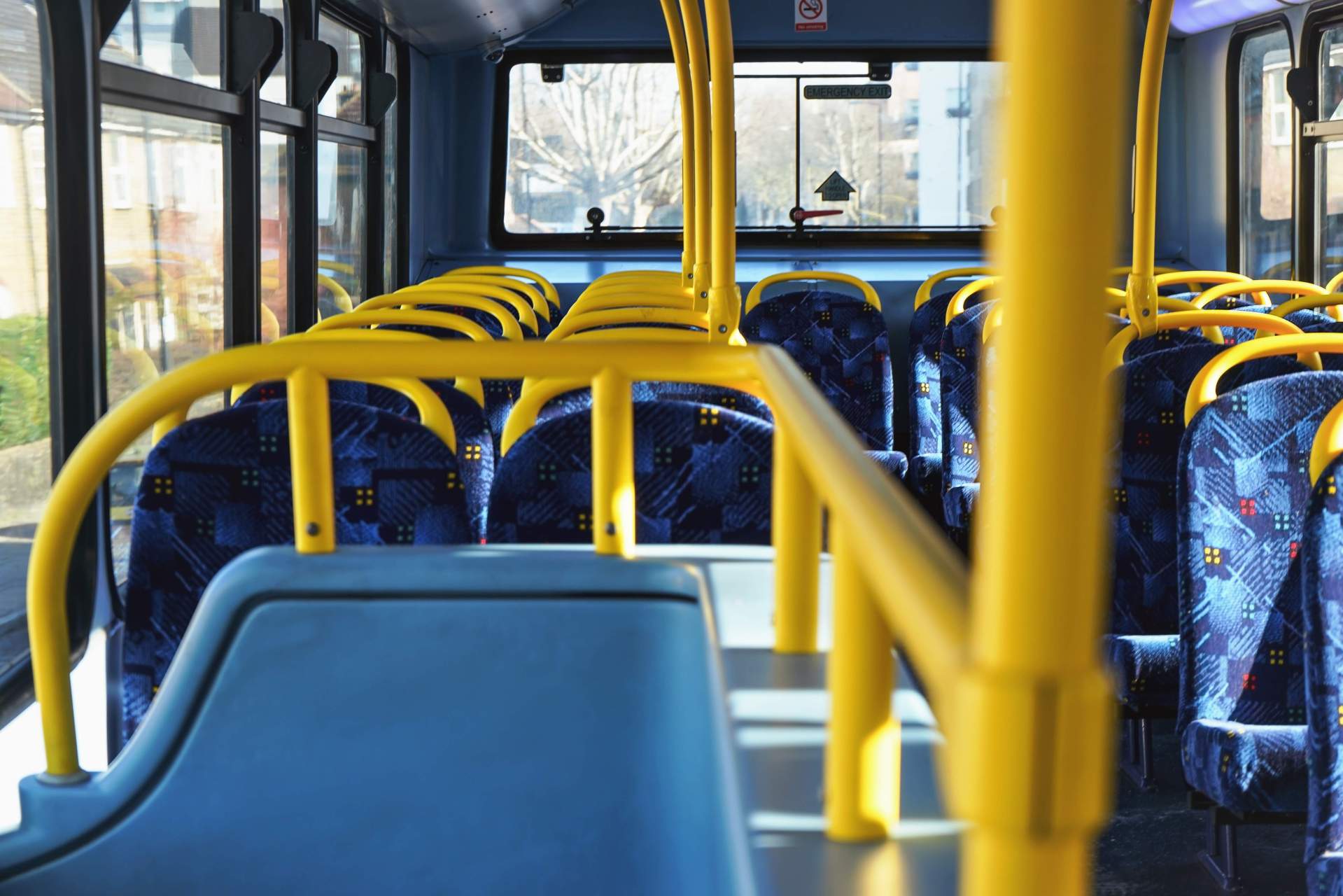 Die Innenansicht eines Stadtbusses.