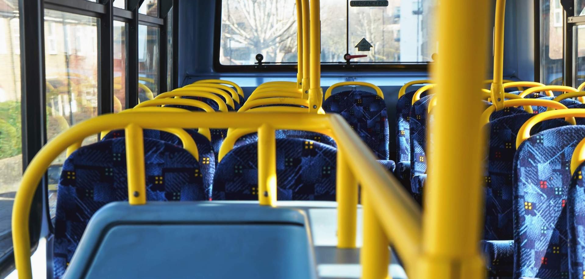 Die Innenansicht eines Stadtbusses.