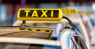 Das Ruftaxiangebot im Kreis Bergstraße wird bei den Verkehrsteilnehmenden immer beliebter. Ein Taxi.