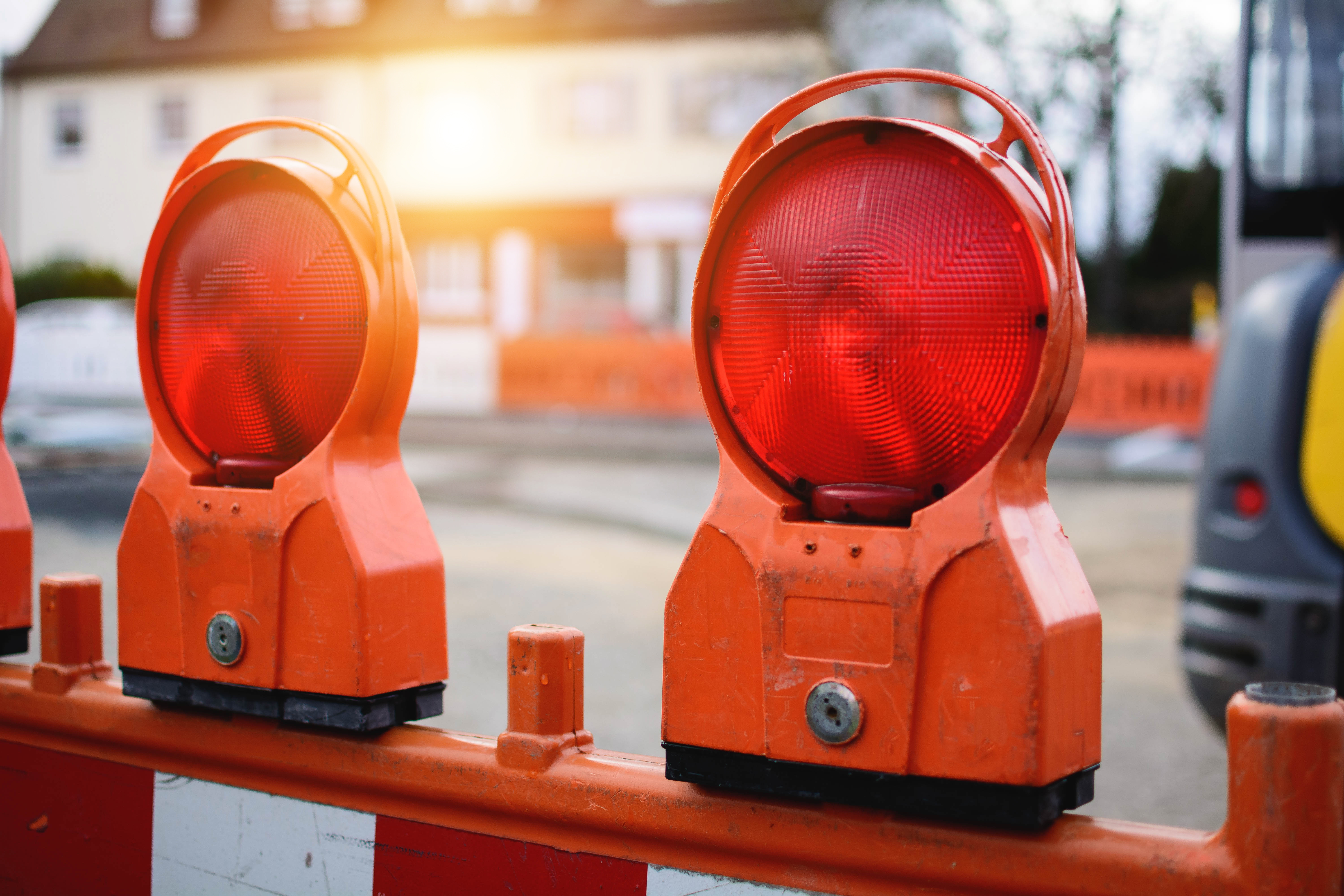 Eine Straßensperrung mit roten Warnlichtern.