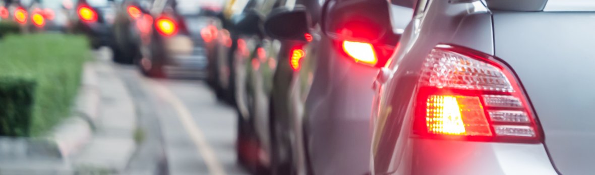 Blick von Hinten auf eine lange Reihe Autos, die im Stau stehen