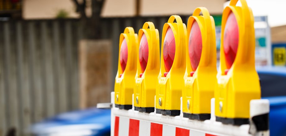 Absperrung mit Warnlichter wegen Straßenschäden.