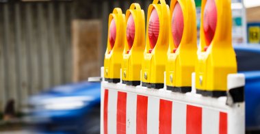 Straßenabsperrung Absperrung mit Warnlichter wegen Straßenschäden.