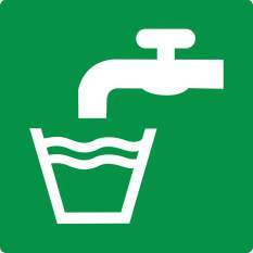 Ein grünes Schild nach ISO-Norm, das anzeigt, dass das Wasser trinkbar ist. Es zeigt einen weißen Wasserhahn und ein gefülltes Glas Wasser vor grünem Hintergrund.