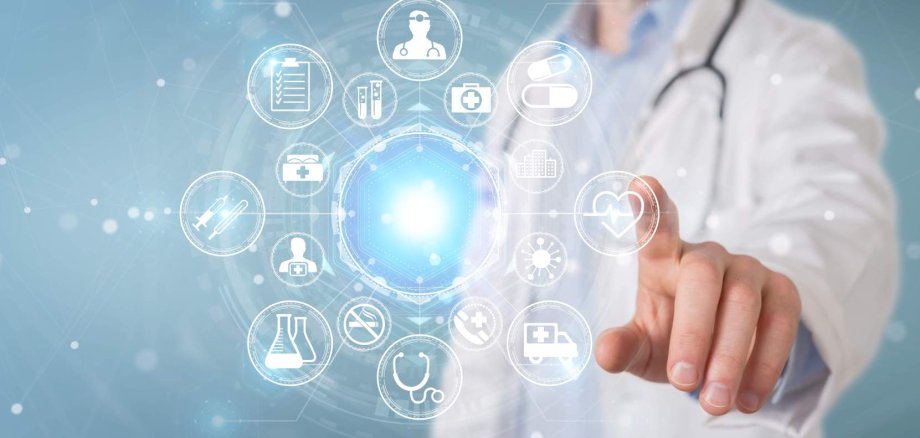 Ein Arzt zeigt auf ein Hologramm, das medizinische Symbole aufreiht.