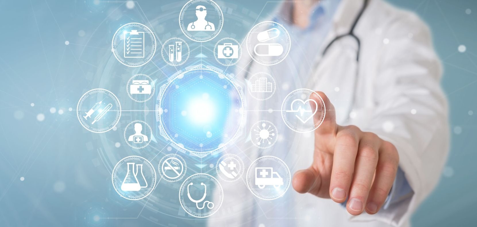 Ein Arzt tippt auf ein futuristisches medizinisches Interface.