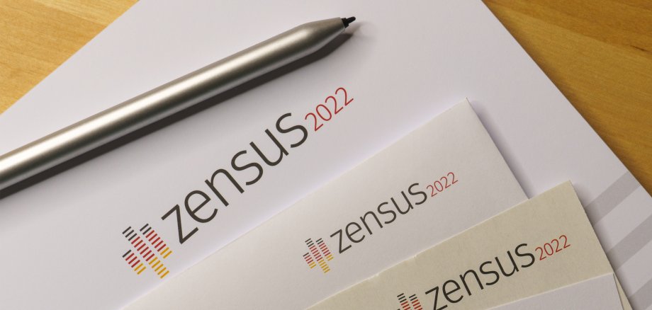 Ein Kugelschreiber liegt auf Dokumenten für die Haushaltsbefragung beim Zensus 2022.