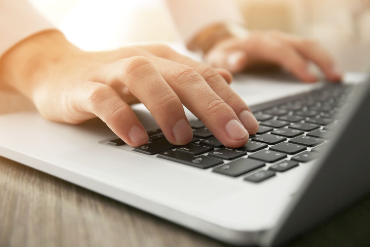 Laptoparbeit Nahaufnahme zweier Hände, die an einem Laptop arbeiten