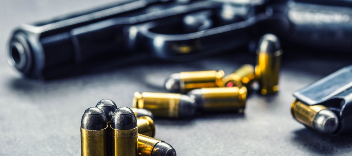 Pistole und Munition Pistole und Munition auf einem Tisch